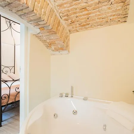 Romantic Escape Centre With Jacuzzi & Parking By Rent *