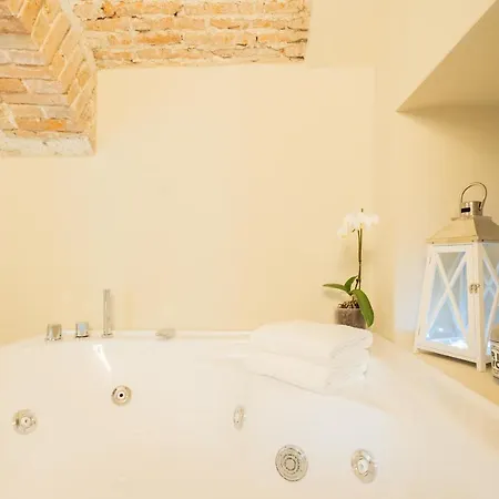 Apartment Romantic Escape Centre With Jacuzzi & Parking By Rent Como