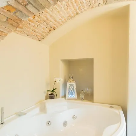 Romantic Escape Centre With Jacuzzi & Parking By Rent *