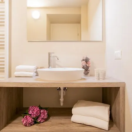 Romantic Escape Centre With Jacuzzi & Parking By Rent *