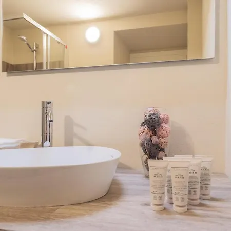 Romantic Escape Centre With Jacuzzi & Parking By Rent * Como
