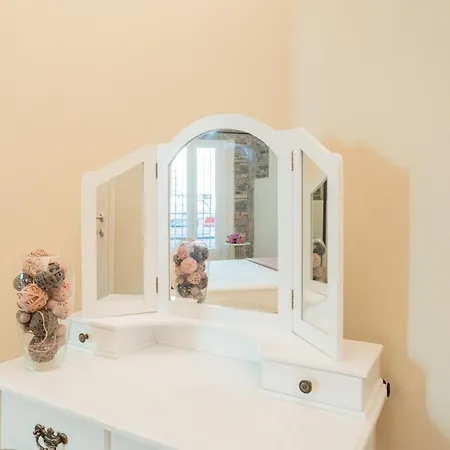 Romantic Escape Centre With Jacuzzi & Parking By Rent Appartement *