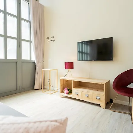 Romantic Escape Centre With Jacuzzi & Parking By Rent Apartment *