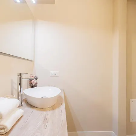 Romantic Escape Centre With Jacuzzi & Parking By Rent Apartment