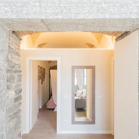Appartement Romantic Escape Centre With Jacuzzi & Parking By Rent Côme