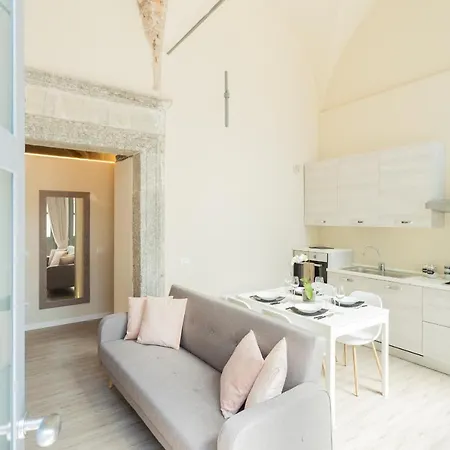 Romantic Escape Centre With Jacuzzi & Parking By Rent Apartment