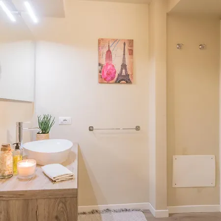 Daire Romantic Escape Centre - Jacuzzi Parking