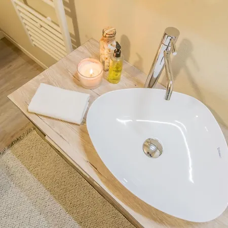 Daire Romantic Escape Centre - Jacuzzi Parking *