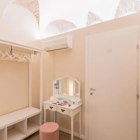 Daire Romantic Escape Centre - Jacuzzi Parking