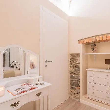 Daire Romantic Escape Centre - Jacuzzi Parking Como