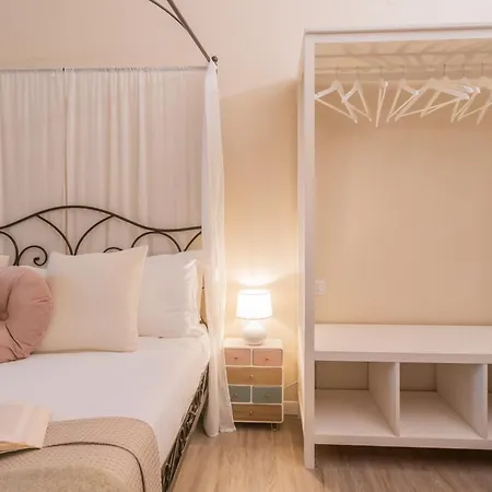 Daire Romantic Escape Centre - Jacuzzi Parking